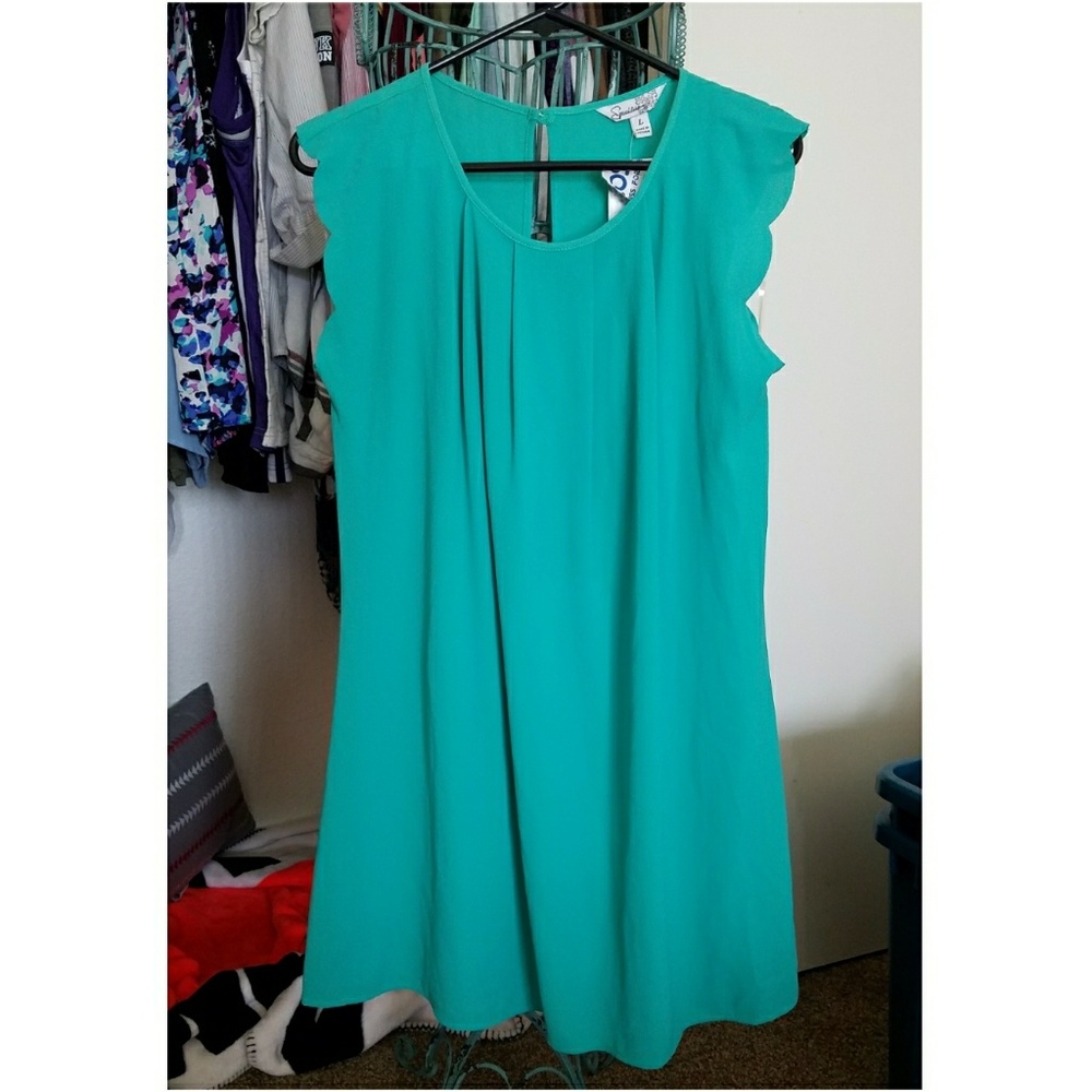 NWT Turquoise flowy dress w/ flirty scallop trim!